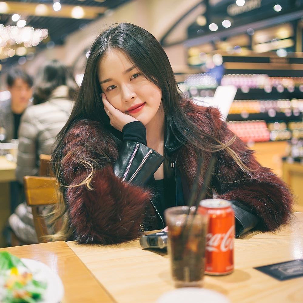 Soo Jin còn hút fan bởi gương mặt xinh đẹp không thua kém gì hot girl.