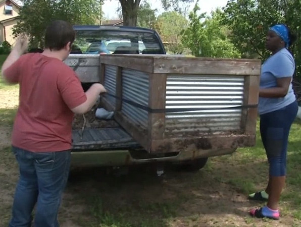 Nhiều công việc nặng khác cũng được các bạn học sinh góp sức làm.