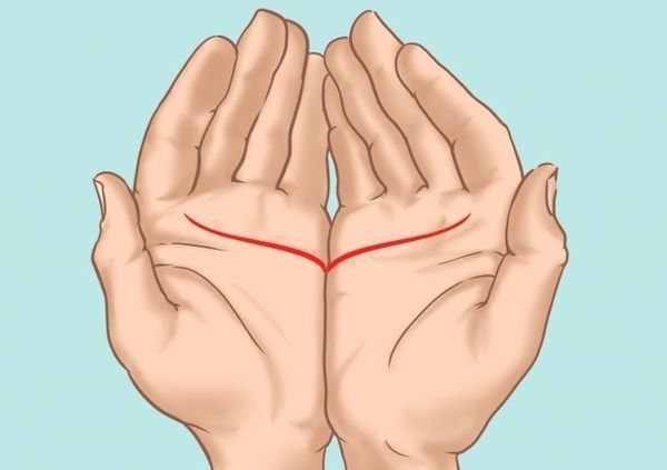 Đặt hai bàn tay ở cạnh nhau rồi so sánh mức độ chênh lệch của đường tình duyên ở hai bàn tay cũng là một cách xem bói đường tình duyên.