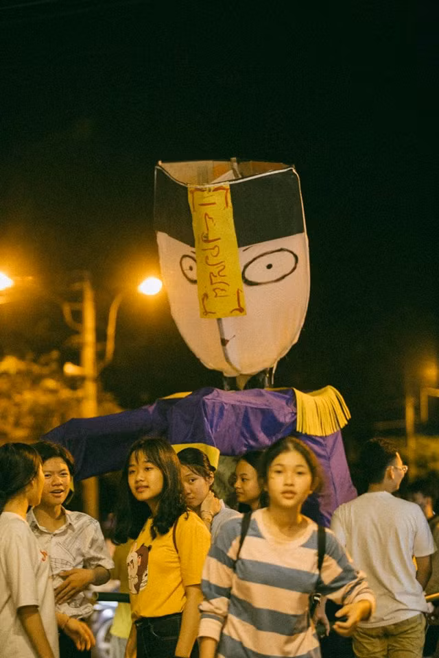 Những chiếc đèn lồng đủ kiểu dáng được teen sáng tạo để đón đêm hội trăng rằm.
