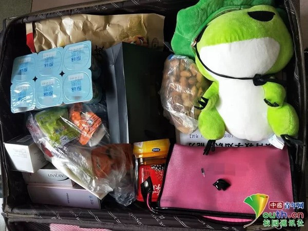 Lại là đồ ăn vặt, quà Tết cho bố mẹ cũng chỉ là đồ ăn mua ở siêu thị thành phố vì ở quê chẳng có siêu thị.