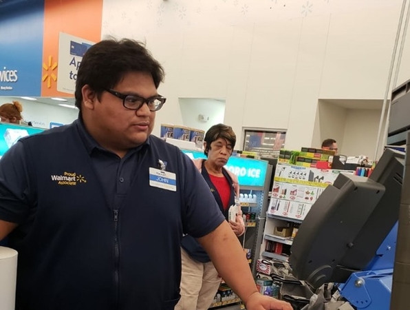 Bạn John Lopez Jr., đang làm thu ngân ở siêu thị.