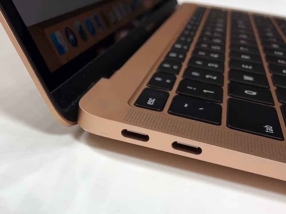 Bên cạnh đó, Macbook Air 2018 còn được bổ sung thêm các cổng kết nối mới. Thay vì các cổng USB-A truyền thống, Apple thiết kế thêm 2 cổng USB-C ở cạnh trái, giúp người sử dụng tiện lợi hơn khi sạc máy và kết nối phụ kiện.