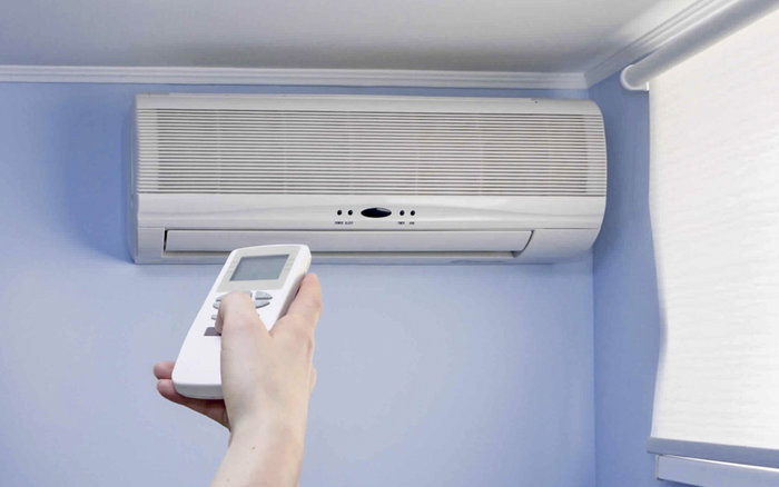 Sở Y tế đề nghị các đơn vị khuyến cáo cơ sở lao động hạn chế sử dụng máy lạnh hoặc quạt hơi nước làm mát trong thời điểm có dịch virus corona (Covid-19). (Ảnh: Pinterest)