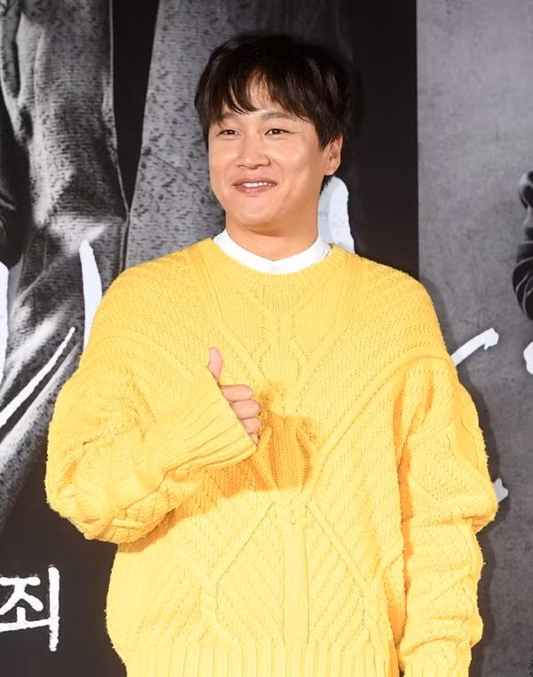 Một gương mặt kỳ cựu như Cha Tae Hyun cũng muốn hack tuổi bằng chiếc áo vàng trẻ trung.