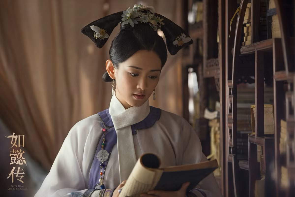 Không chỉ xinh đẹp thanh tao, dịu dàng, Ý Hoan còn rất am hiểu thơ ca, lòng dạ thẳng thắn, một lòng yêu thương Càn Long.
