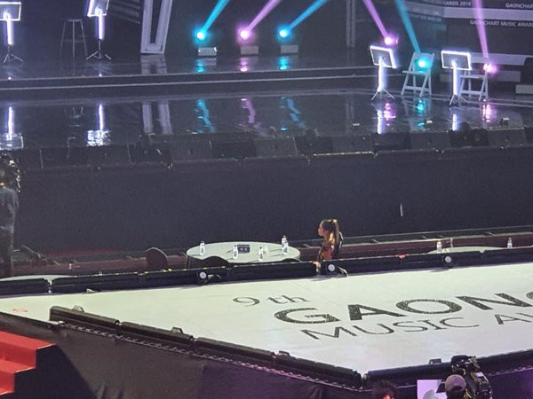 Nhưng nếu là idol solo, thì sẽ chẳng bao giờ được trải qua những giây phút nói chuyện tíu tít ấy. Như Chungha chẳng hạn, lễ trao giải nào cũng phải ngậm ngùi trải qua cảnh ngồi lẻ loi một mình trong khu vực dành cho các nghệ sĩ.