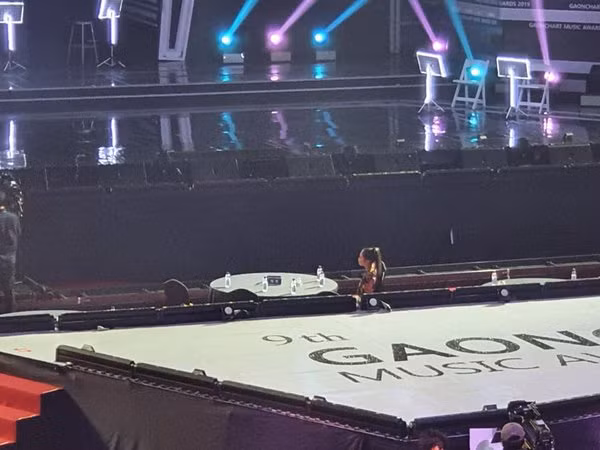 Nhưng nếu là idol solo, thì sẽ chẳng bao giờ được trải qua những giây phút nói chuyện tíu tít ấy. Như Chungha chẳng hạn, lễ trao giải nào cũng phải ngậm ngùi trải qua cảnh ngồi lẻ loi một mình trong khu vực dành cho các nghệ sĩ.
