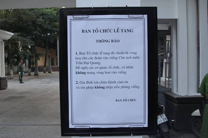Thông báo của Ban Lễ tang, các đoàn viếng không mang vòng hoa và gia đình xin phép không nhận tiền phúng viếng. ẢNH: GIA HÂN.