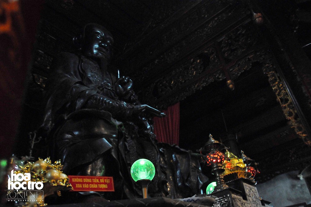 Tượng Quan Trấn Vũ được đúc vào năm 1677, được công nhận là bảo vật Quốc gia, đồng thời là vị thần đền Quán Thánh.