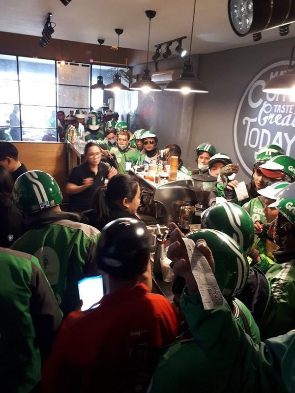 Hình ảnh ”gây sốc” trong một tiệm trà sữa ở Sài Gòn.