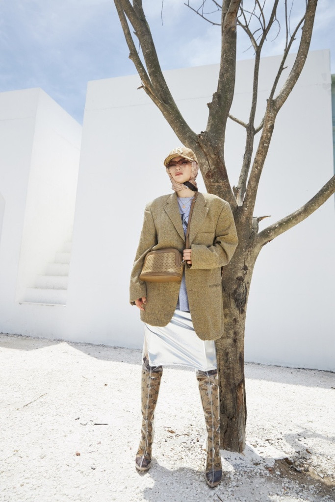 Song song đó "bà mẹ 1 con" cũng không quên cập nhật style khăn trùm đầu, vốn gắn liền với hình ảnh của các cụ bà.