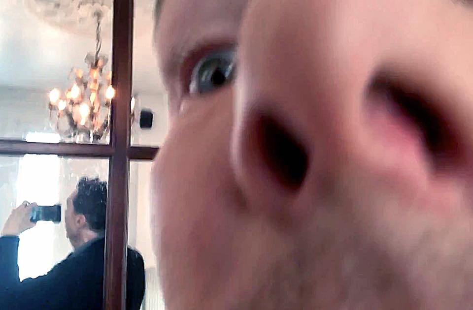 Ông chú có sở thích selfie với....chiếc mũi của mình