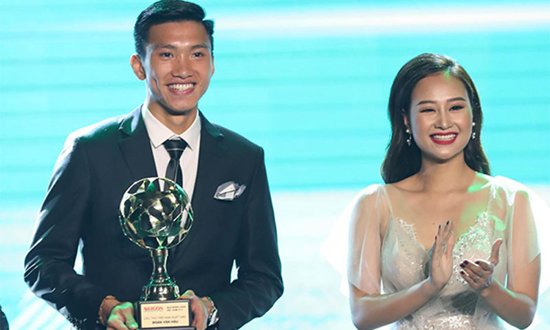 Văn Hậu nhận giải Cầu thủ nam trẻ hay nhất năm 2018.