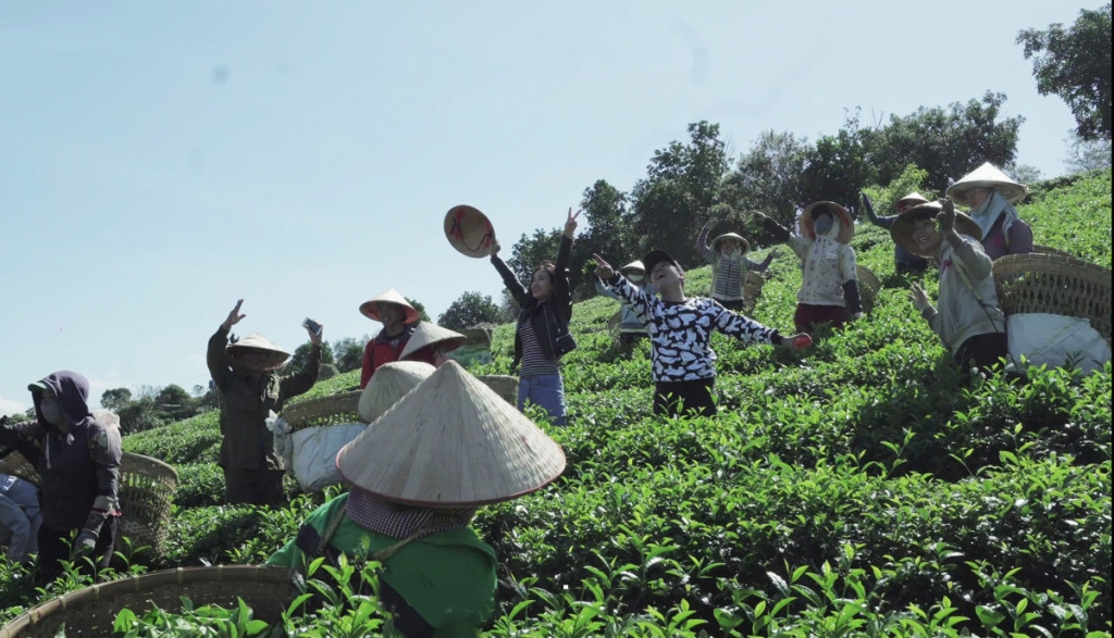 Trường Giang đứng trên đồi chè, hồn nhiên đọc rap bằng giọng Quảng Nam.