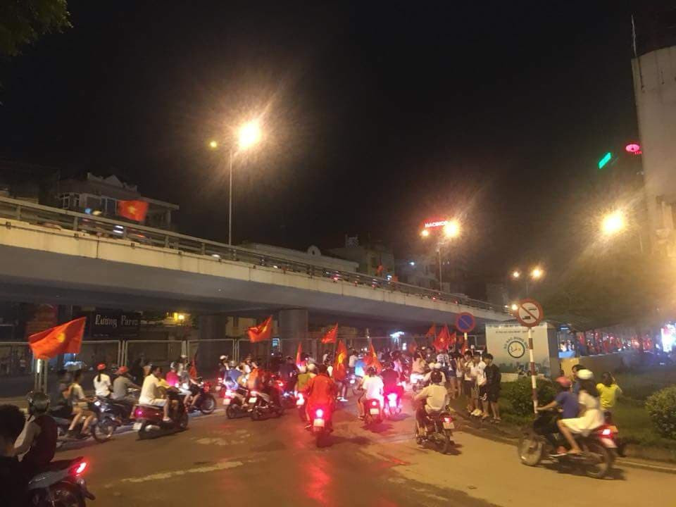 Hình ảnh ghi nhận tại khu vực Ngã Tư Sở ngay lúc này, rất đông người hâm mộ đang cùng ăn mừng chiến thắng lịch sử của đội tuyển Việt Nam (Ảnh: Nguyễn Long).