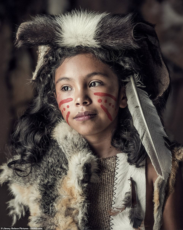 Một bé gái thuộc bộ lạc Chichimeca ở Mexico, họ là những người sống theo phong cách du mục.