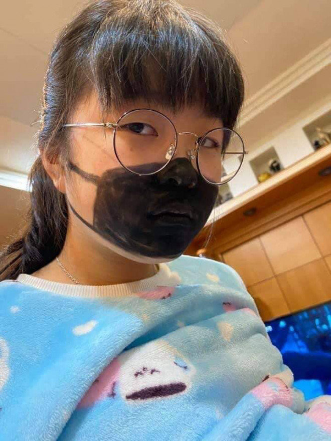 Chiếc khẩu trang màu đen của cô bé.