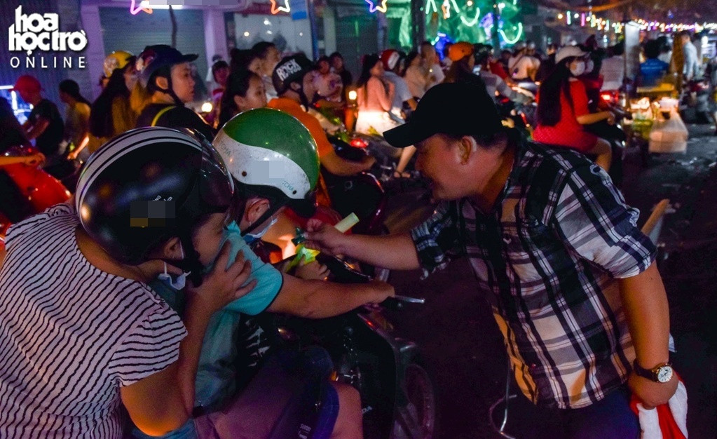 Những "ông già Noel" đặc biệt là các chủ nhà đứng hào sảng phát quà cho các bé.