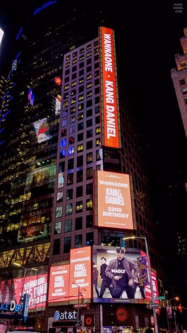 Hình ảnh Kang Daniel xuất hiện tràn ngập trên Times Square.