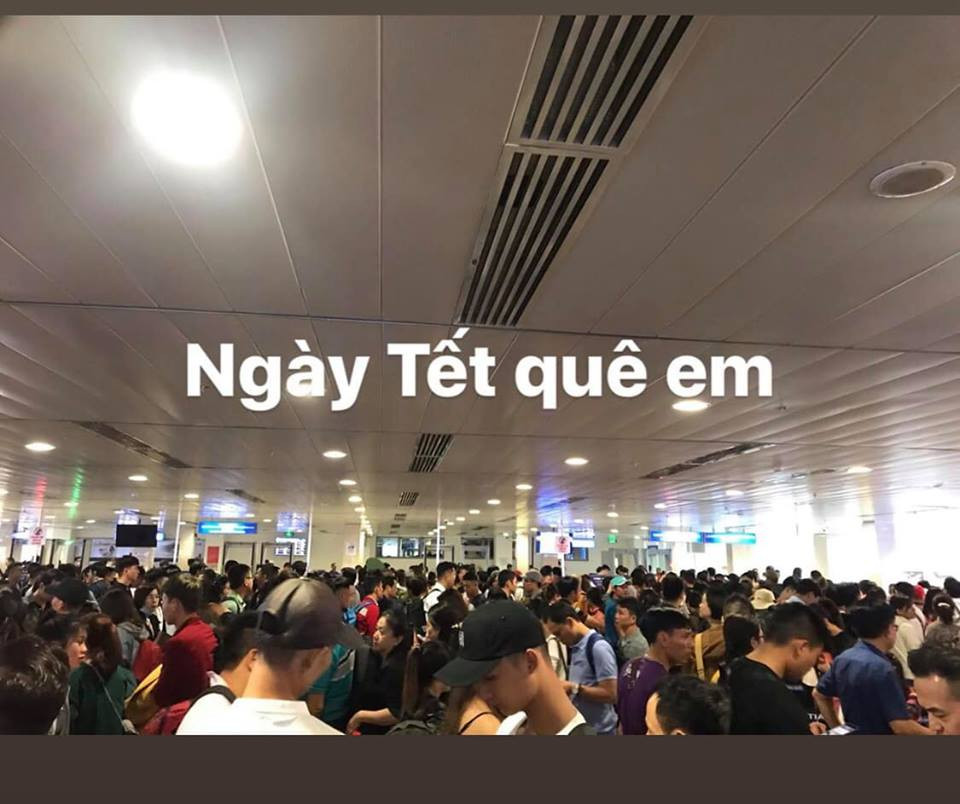 Lượng khách tăng đột biến vào những ngày cận Tết khiến quá trình xử lý thủ tục bay kéo dài hơn bình thường. (Ảnh: Bùi Quế)