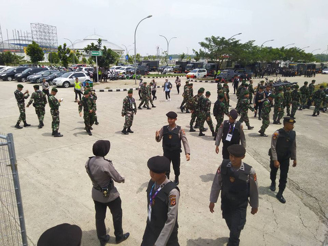 Số lượng lớn nhân viên an ninh được bố trí tới Pakan Sari để đảm bảo công tác an toàn cho trận tranh huy chương đồng.