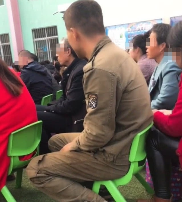 Người cha vội vã đến buổi họp phụ huynh cho con sau giờ làm việc mà chưa kịp thay quần áo sạch sẽ.