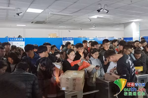 Khung cảnh nhộn nhịp khi hàng được giao về trường.
