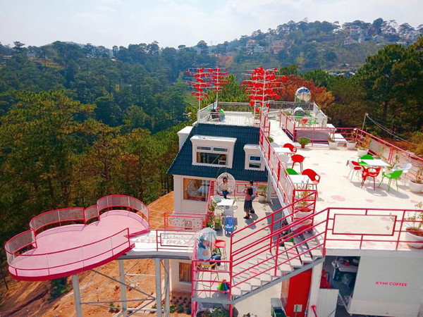 Cây cầu trái tim thuộc khu tổ hợp Kymi Villa Đà Lạt. (Ảnh: Kymi Villa)