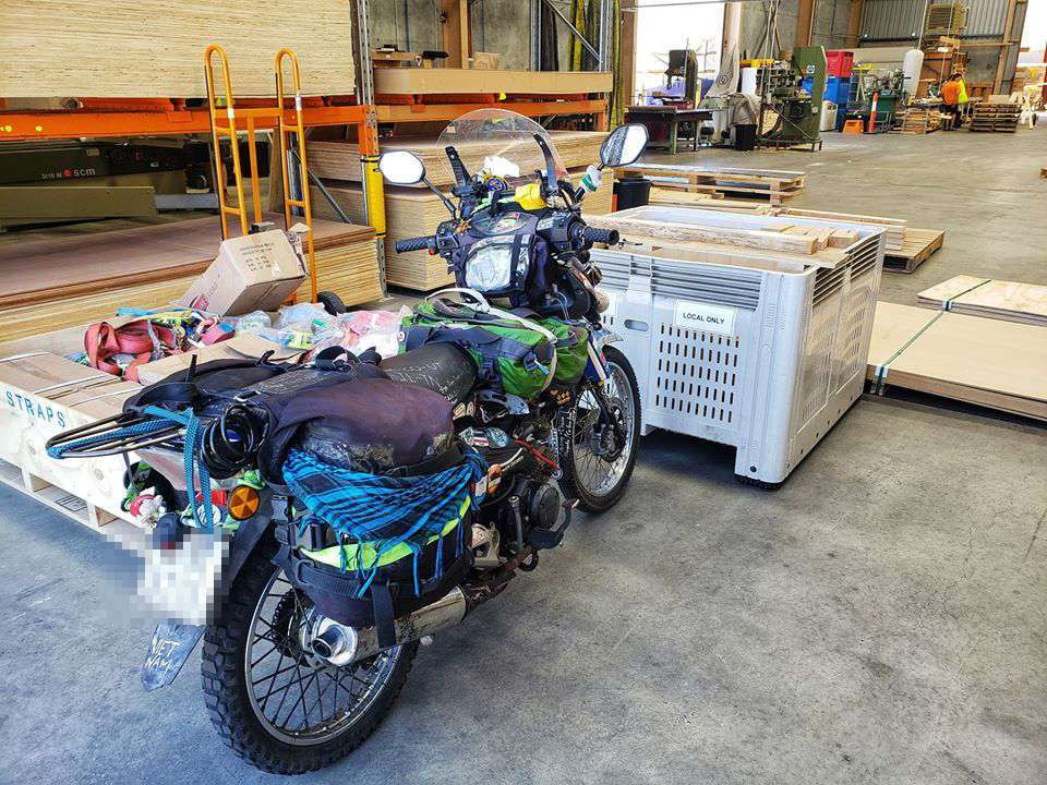 Mỗi lần đi qua biển, anh đều phải chuẩn bị đóng thùng để gửi xe.