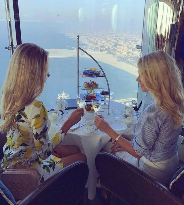 Thưởng thức trà chiều ở một tầng thượng của tòa tháp.