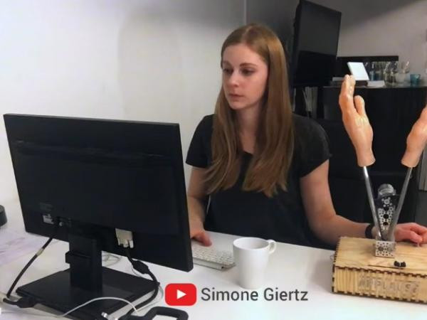 Bạn đã biết về Simone Giertz - Nữ hoàng Robot Ngớ ngẩn chưa? ảnh 8