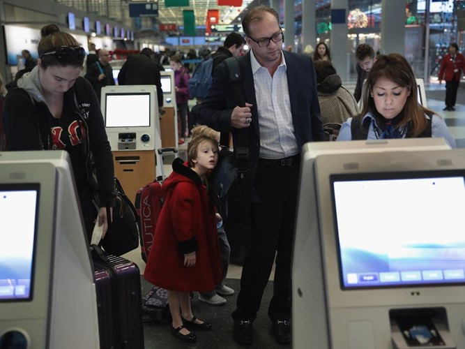 Ngày nay, hành khách thậm chí còn có thể tự làm thủ tục lên máy bay tại những quầy tự động. Ảnh chụp tại sân bay quốc tế O'Hare ở Chicago, Mỹ năm 2016.