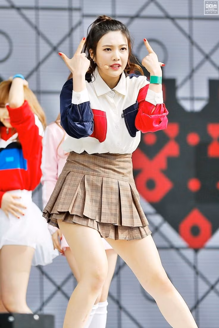 Vì sao Joy (Red Velvet) luôn được stylist cho mặc trang phục khác hẳn các thành viên còn lại? ảnh 5