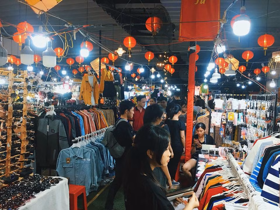 Coi chừng "phá sản" ở khu mua sắm.