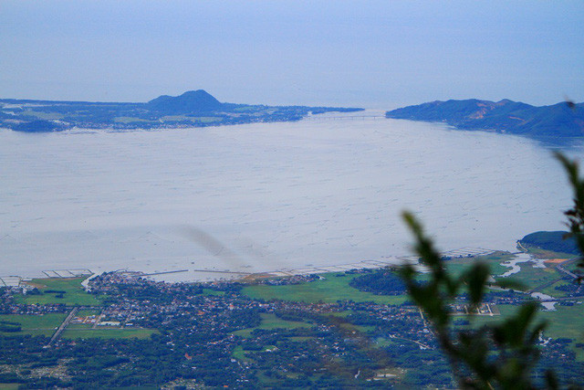 Cảnh đầm phá Cầu Hai và cửa Tư Dung xa xa nơi Huyền Trân Công Chúa từng dừng lại cầu nguyện đất mẹ trước khi theo đường biển qua Chiêm Thành làm vợ vua Chế Mân, đổi lại 2 châu Ô Lý (nay là Thừa Thiên Huế, một phần bắc Đà Nẵng và nam Quảng Trị)