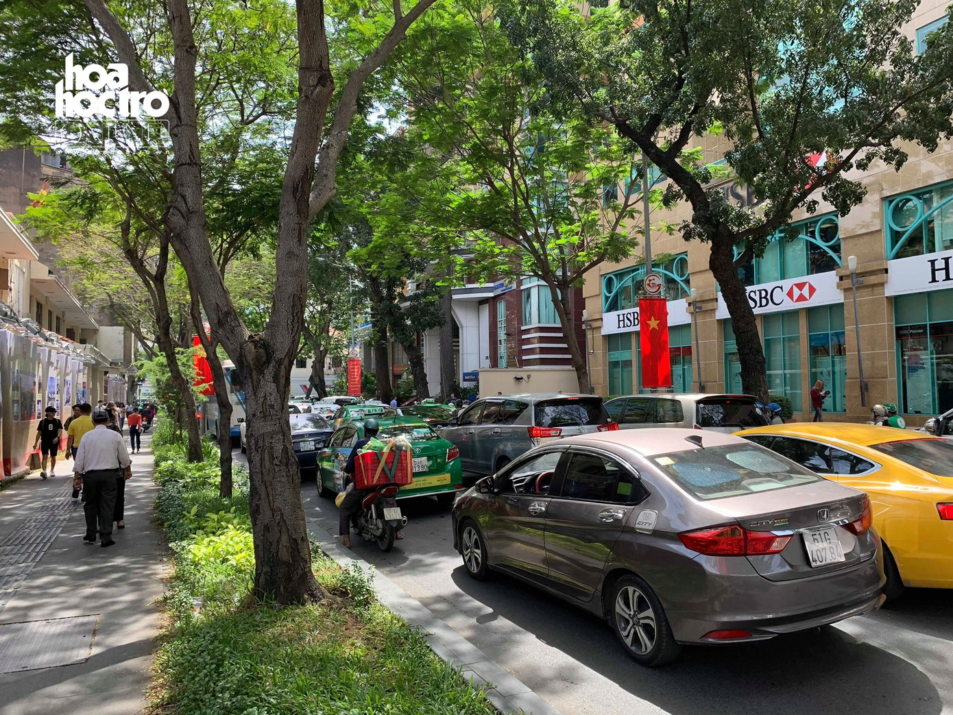 Con đường xung quanh TTTM xảy ra tình trạng ùn tắc.