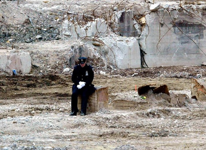 Hình ảnh một cảnh sát đơn độc tại Ground Zero- nơi từng là Trung tâm Thương mại Thế giới. Các thành viên trong gia đình anh là nạn nhân trong vụ khủng bố 11/9/2001.