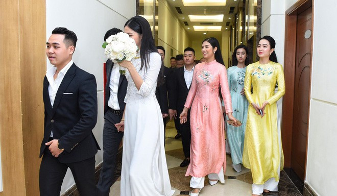 Được biết 20h tối nay, hôn lễ của Á hậu Thanh Tú và đại gia 40 tuổi sẽ được cử hành tại 1 khách sạn hạng sang của Hà Nội.