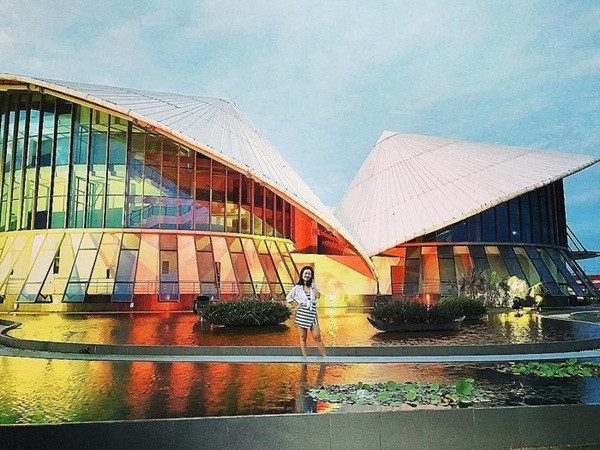 Không gian độc đáo bên ngoài nhà hát là bối cảnh check-in của nhiều bạn trẻ. (Ảnh: @lenlichdichoi)