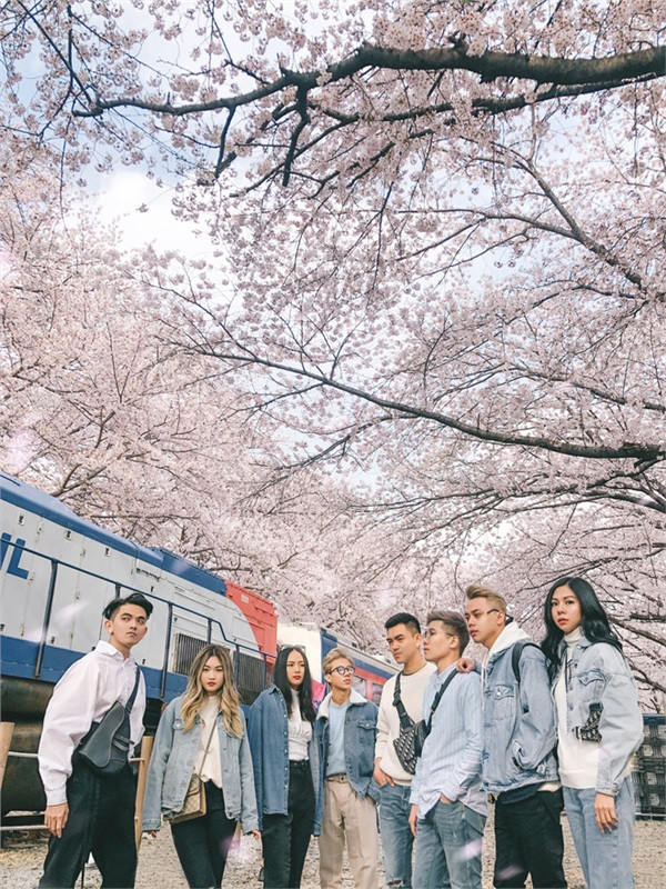 Mặc đồ ton-sur-ton giúp cả nhóm sành điệu và "ăn ảnh" hơn.