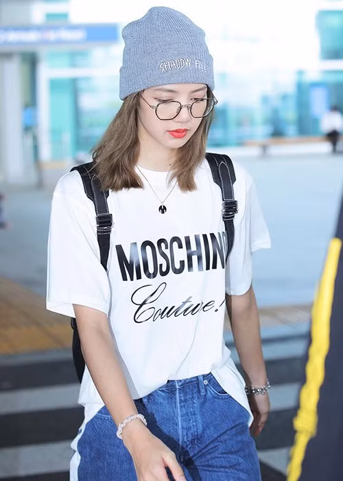 Mũ beanie của Shadow Hill với giá 35 USD (tương đương 810k) mà Lisa đội ở sân bay cũng nhanh chóng tạo thành cơn sốt được săn lùng trong vòng một tiếng.