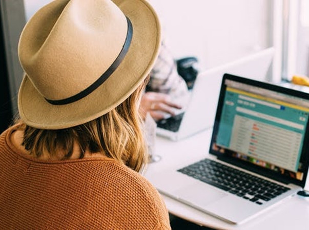 Những e-mail của bạn tôi luôn rất vui tươi, phấn khởi.