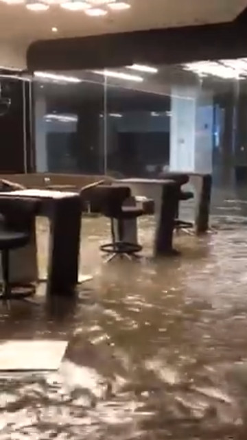 Nước lũ tràn cả vào văn phòng. (Nguồn: Ricky Vũ)
