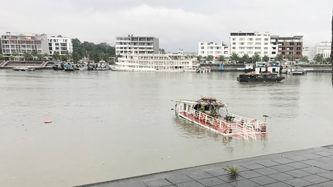 Tàu Trang Linh bị đắm khi đang neo đậu tại Cảng tàu du lịch Tuần Châu. ẢNH: LÃ NGHĨA HIẾU.