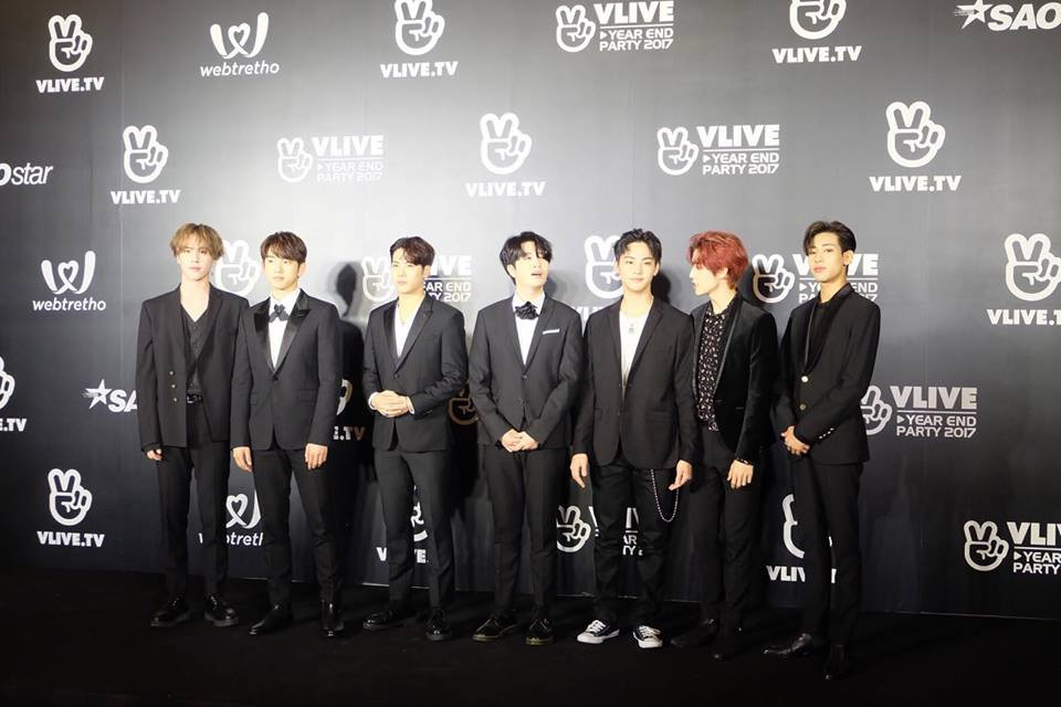 Các fan như vỡ òa khi GOT7 xuất hiện. Các fan đã mang theo lightstick của GOT7 và bong bóng màu xanh lá cây để cổ vũ cho nhóm. 