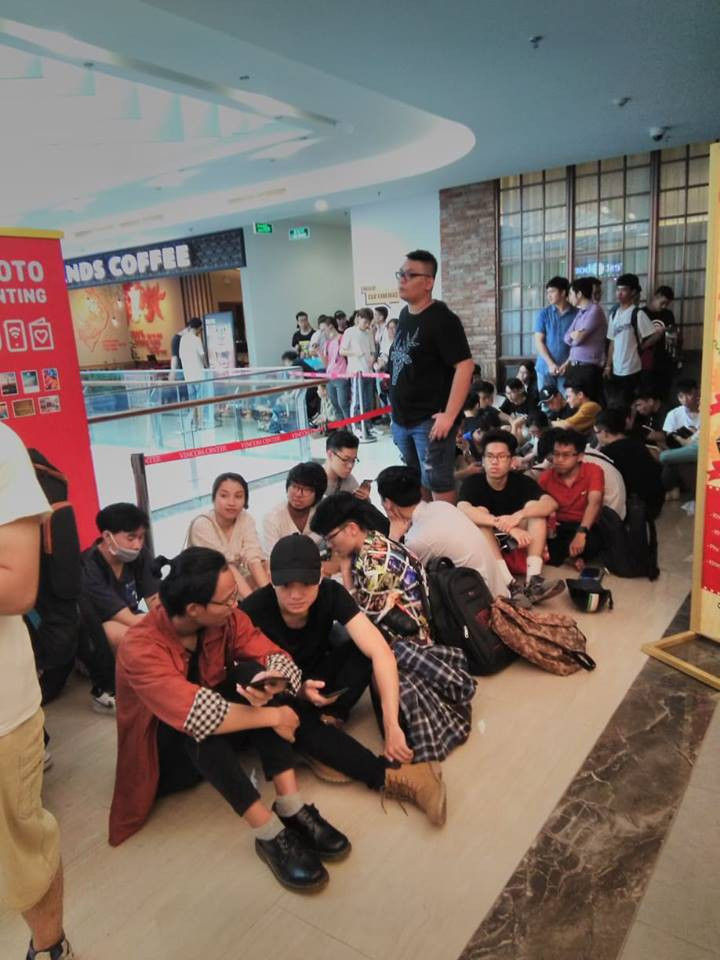 Ai nấy đều hồi hộp hy vọng mình là một trong 100 người xếp hàng đầu tiên để sở hữu tấm vé quý giá. Nguồn ảnh: Shira