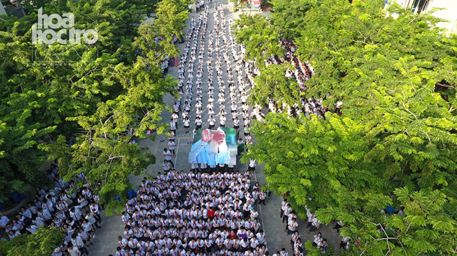 Và đặc biệt là hình ảnh của vị thầy giáo đáng kính - thầy Văn Như Cương.