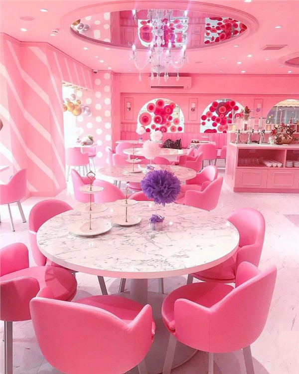 Bàn ghế và các vật dụng đều có màu hồng dịu dàng, điểm thêm một ít màu trắng khiến không gian càng lung linh và sang trọng.