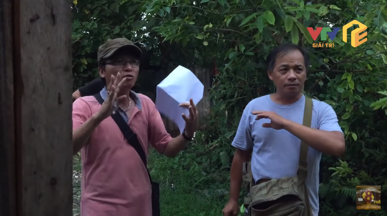 Đạo diễn Mai Hồng Phong chỉ đạo cảnh hôn của Cảnh và Quỳnh.